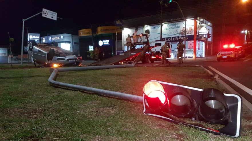 Condutor perde o controle, capota Vectra e derruba semáforo na Av. Tancredo Neves