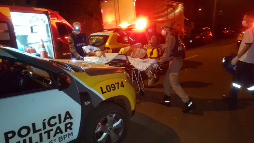 Após denúncia de perturbação no Riviera, indivíduos partem para cima da PM que revida com disparo na perna de rapaz; Cinco pessoas foram detidas