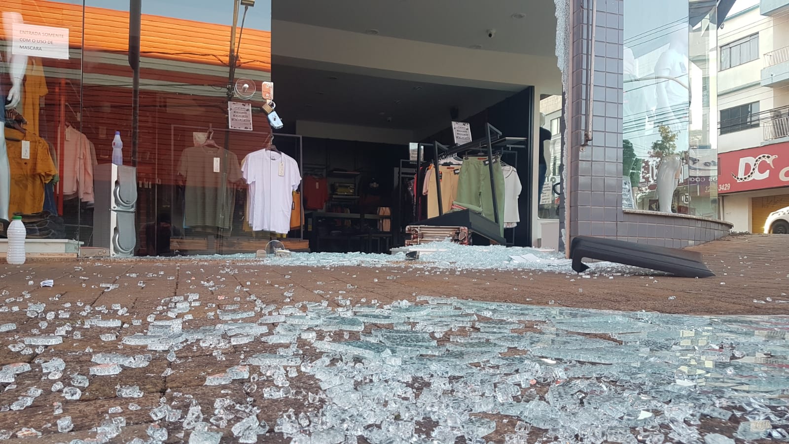 Bandidos invadem loja utilizando veículo Saveiro e furtam objetos