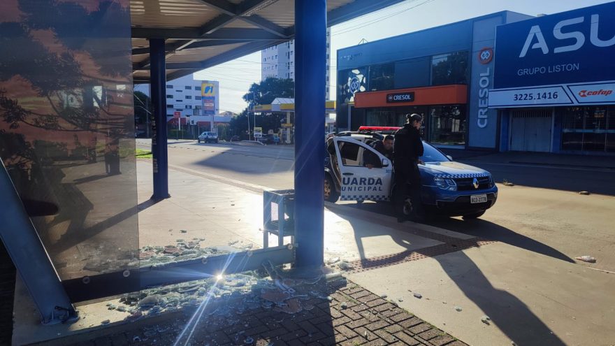 Homem é preso após jogar pedra em casal e atingir objeto na vidraça do ponto de ônibus