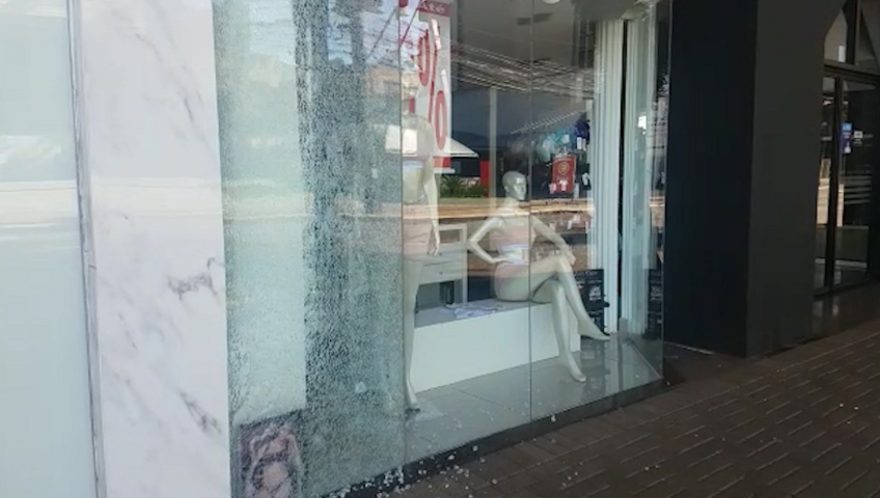 Loja localizada na Rua Paraná tem vidraça danificada