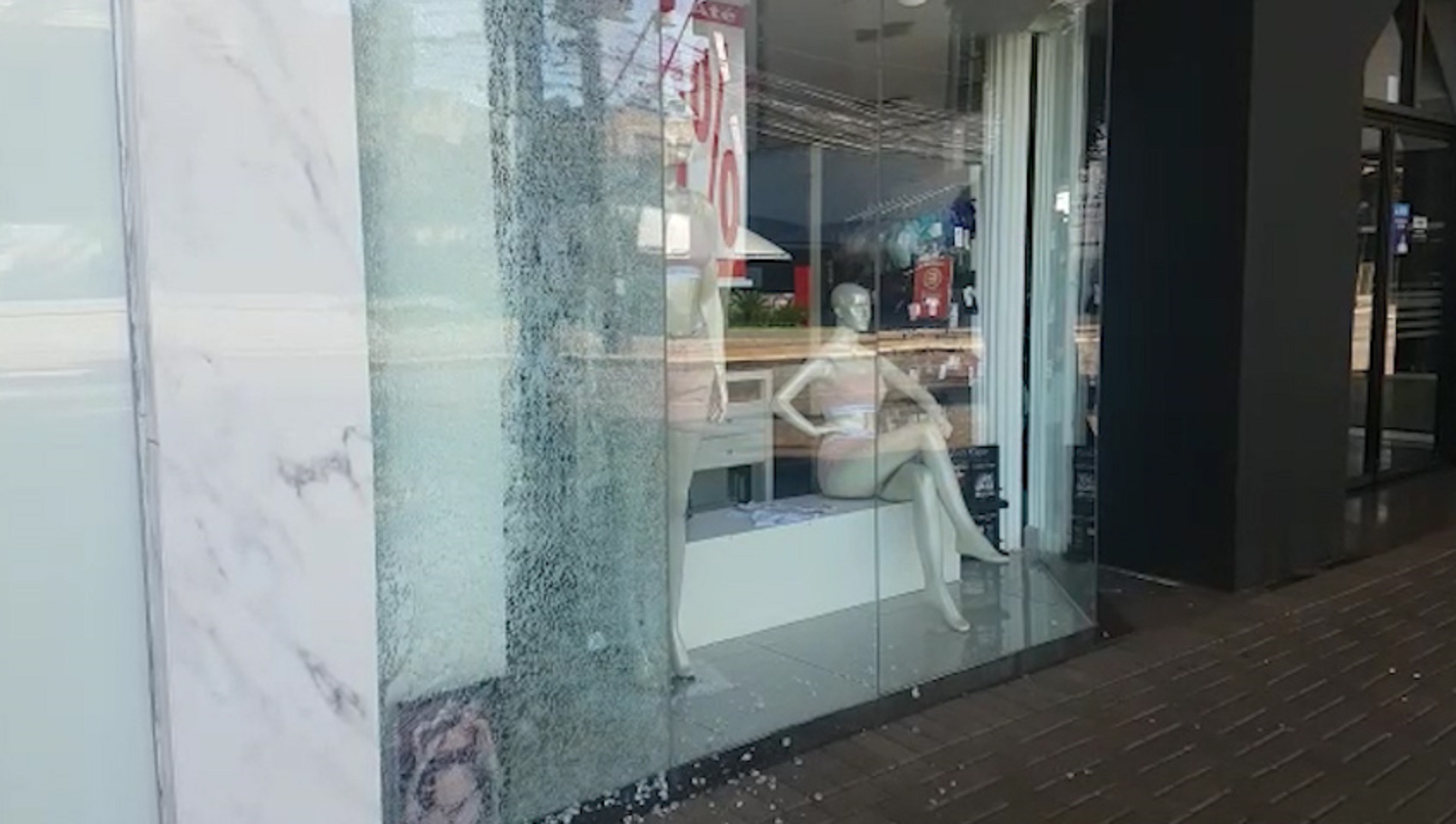 Loja localizada na Rua Paraná tem vidraça danificada