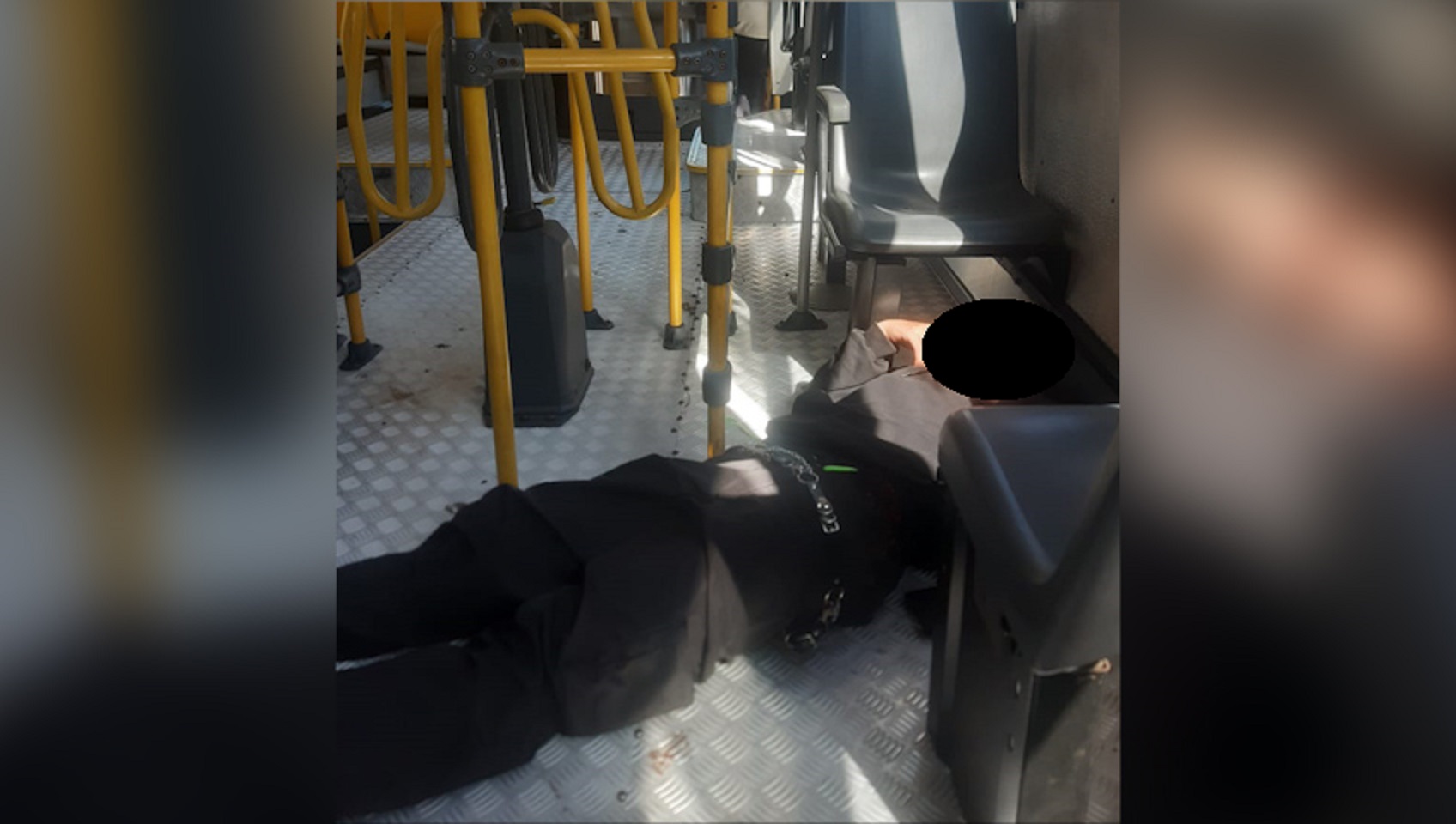 Jovem dorme no chão de ônibus de transporte público de Cascavel