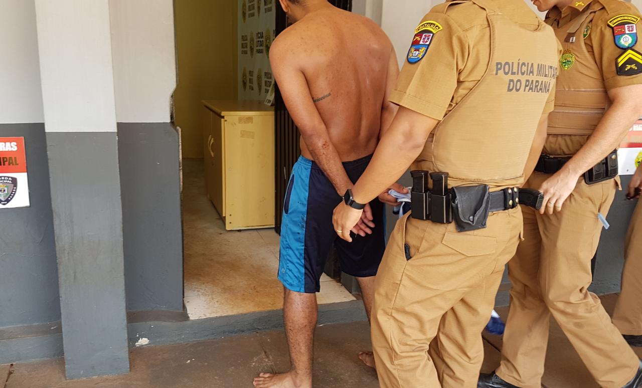 Após esfaquear homem em bar, rapaz de 27 anos é detido e encaminhado para a delegacia