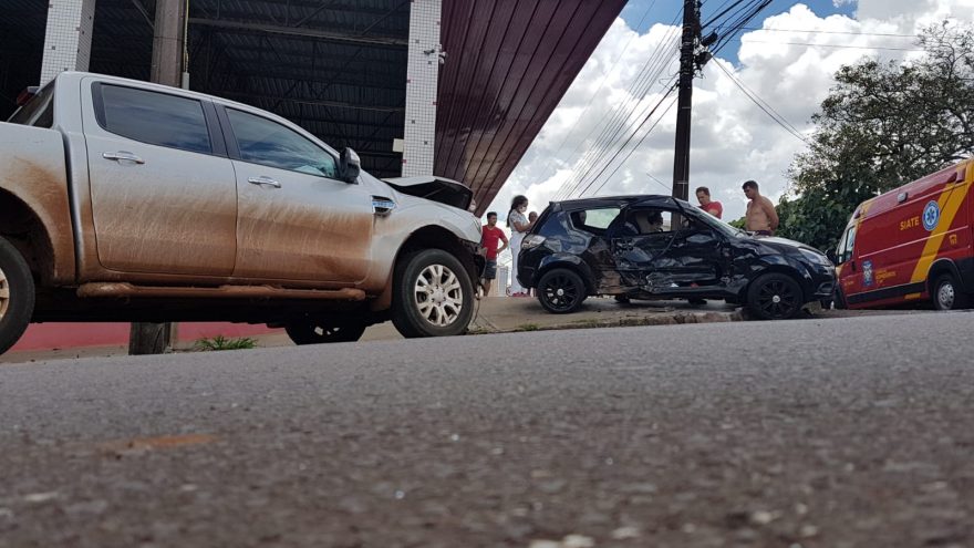 Mulher fica ferida em acidente no cruzamento da Rua Cuiabá com Carlos de Carvalho