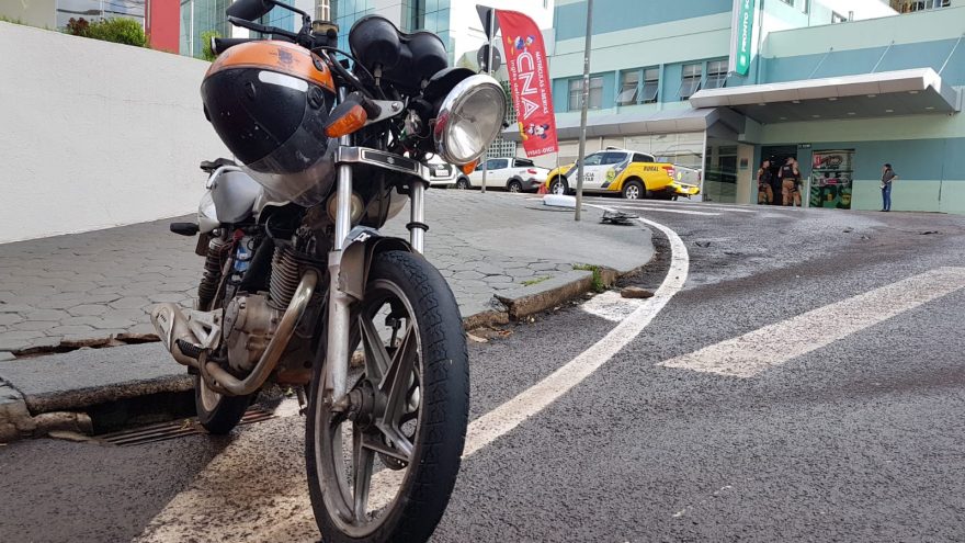 Homem de 21 anos fica ferido em acidente no Centro de Cascavel