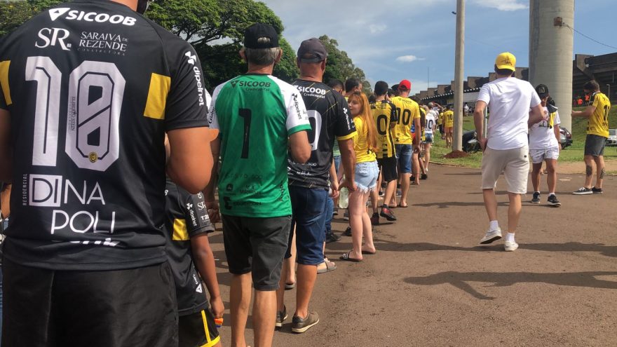 Cascavel x Athletico PR: Grande movimentação na entrada do Olímpico Regional