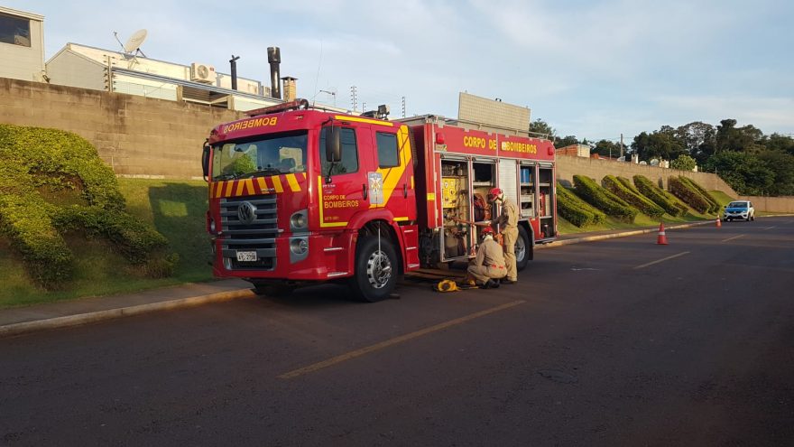 Corpo de Bombeiros combate incêndio em vegetação no Santo Inácio