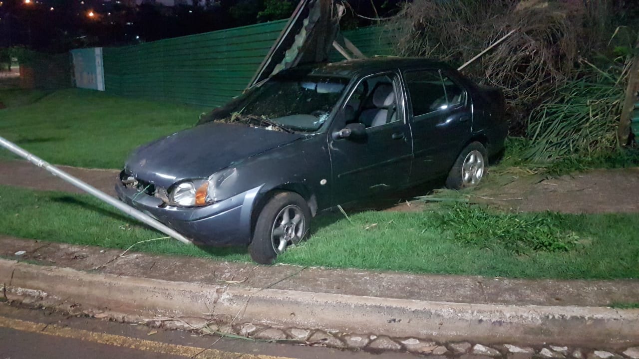 Condutor perde o controle da direção e carro para em cima da calçada