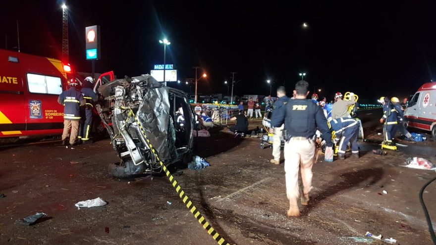 Carros colidem de frente na BR-467 e vítimas ficam encarceradas