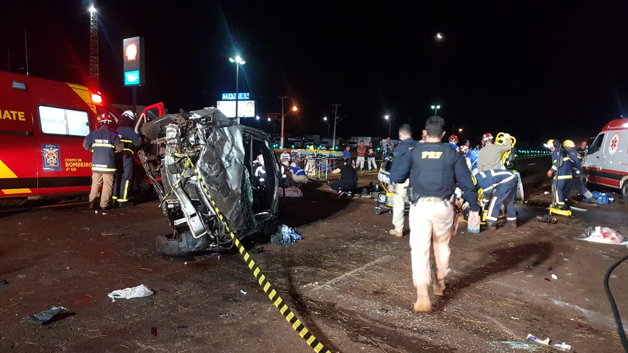 Carros colidem de frente na BR-467 e vítimas ficam encarceradas