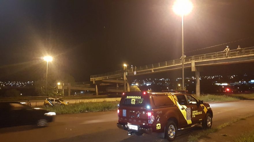 Homem é socorrido no viaduto da PRc-467