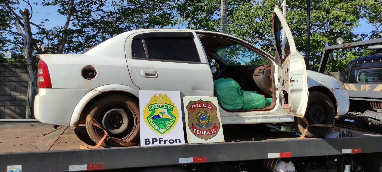 Polícia Federal e BPFRON apreendem veículos carregados com agrotóxicos contrabandeados em Guaíra-PR