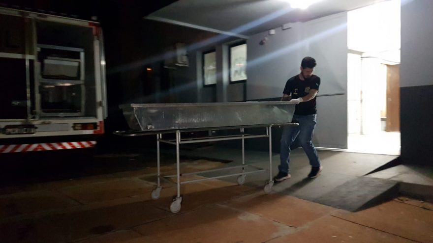 Corpo de homem que morreu vítima de agressão em Quedas é levado ao IML