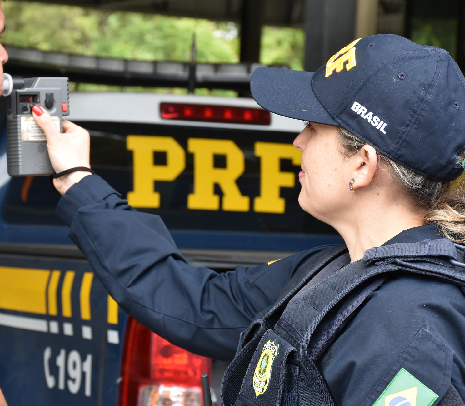 PRF prende motorista bêbado que dirigia uma carreta carregada no Paraná