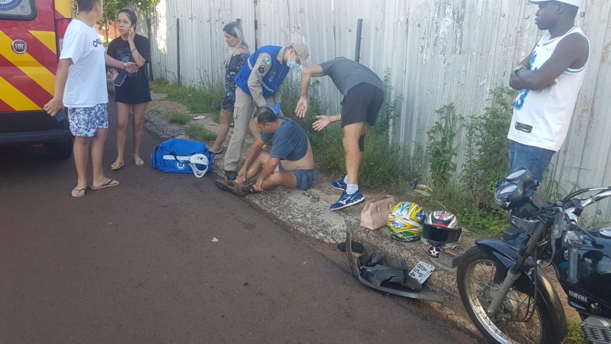 Carro e moto se envolvem em colisão na Avenida Brasil, no Bairro Coqueiral