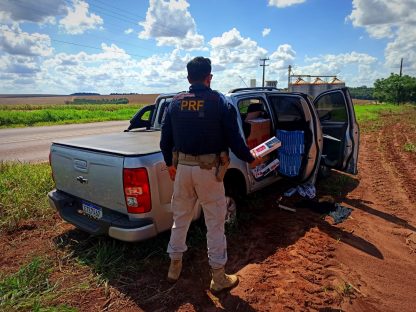 Após perseguição, PRF prende contrabandista transportando 15 mil maços de cigarros Imagem referente a Após perseguição, PRF prende contrabandista transportando 15 mil maços de cigarros
