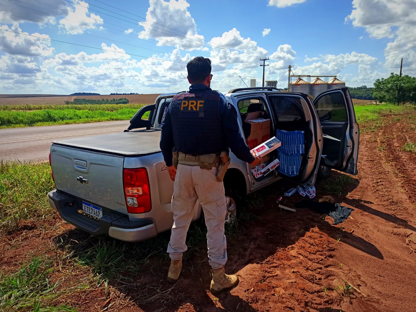 Após perseguição, PRF prende contrabandista transportando 15 mil maços de cigarros