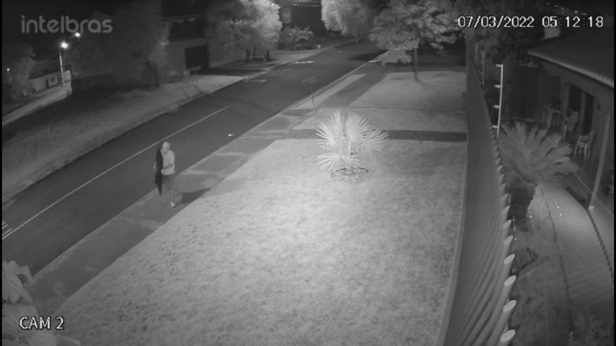 Vídeo mostra ladrão fugindo com televisor furtado no Alto Alegre