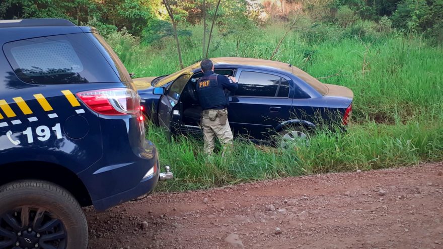PRF apreende Astra com cigarros em estrada de terra tentando desviar o Posto Policial