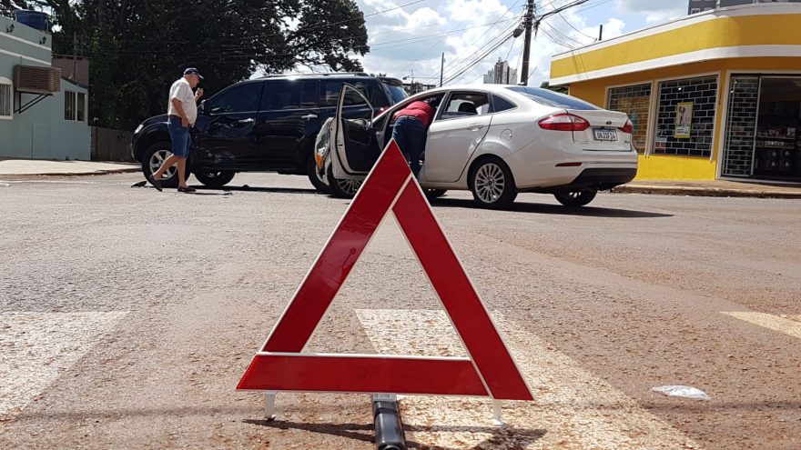Veículos se envolvem em nova colisão no cruzamento das Ruas Mato Grosso e Voluntários da Pátria
