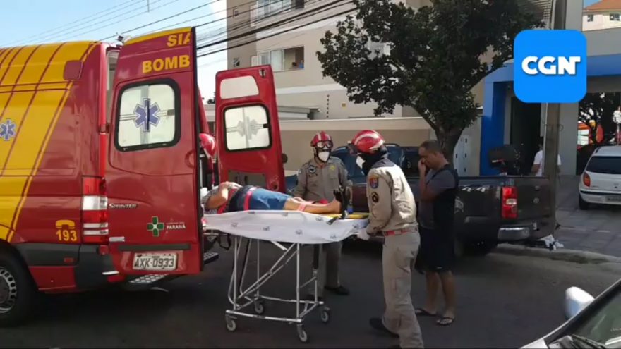 Peugeot e Palio se envolvem em colisão na Rua Duque de Caxias e mulher fica ferida
