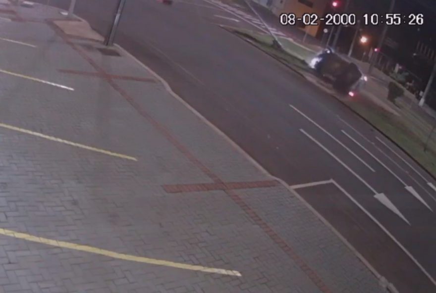 Impressionante: Vídeo mostra momento em que carro destrói semáforo e capota na Avenida Tancredo Neves