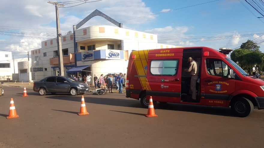 Homem fica ferido após colisão entre uma Honda Biz e um Toyota Etios