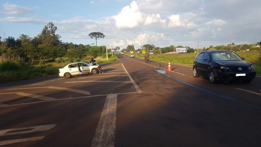 Forte colisão frontal deixa veículo bastante danificado em Cascavel