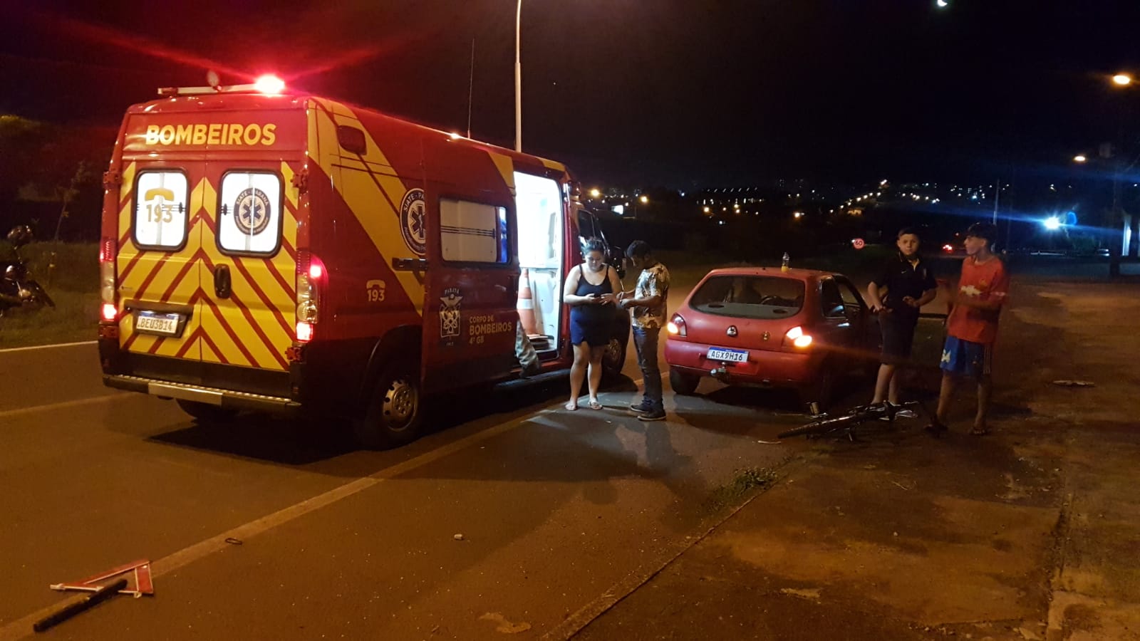 Ciclista fica ferido após ser atingido por automóvel na Av. Rocha Pombo, em Cascavel