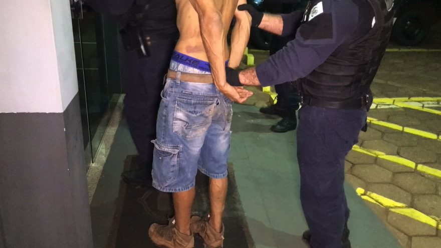 Suspeito por agredir mulher é levado pela Guarda Municipal até a delegacia