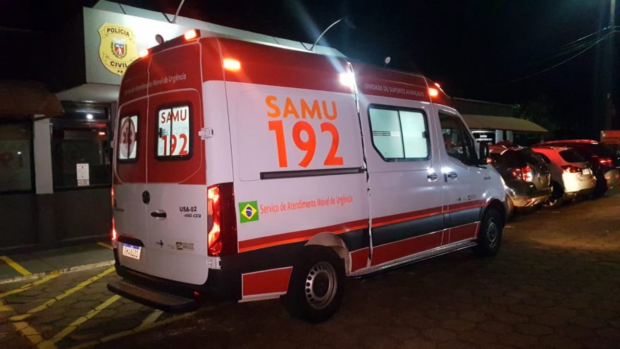 Homem recebe atendimento do Samu no pátio da 15ª SDP