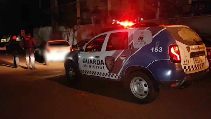 Veículo com documentação atrasada desde 2014 colide com dois carros de auto escola