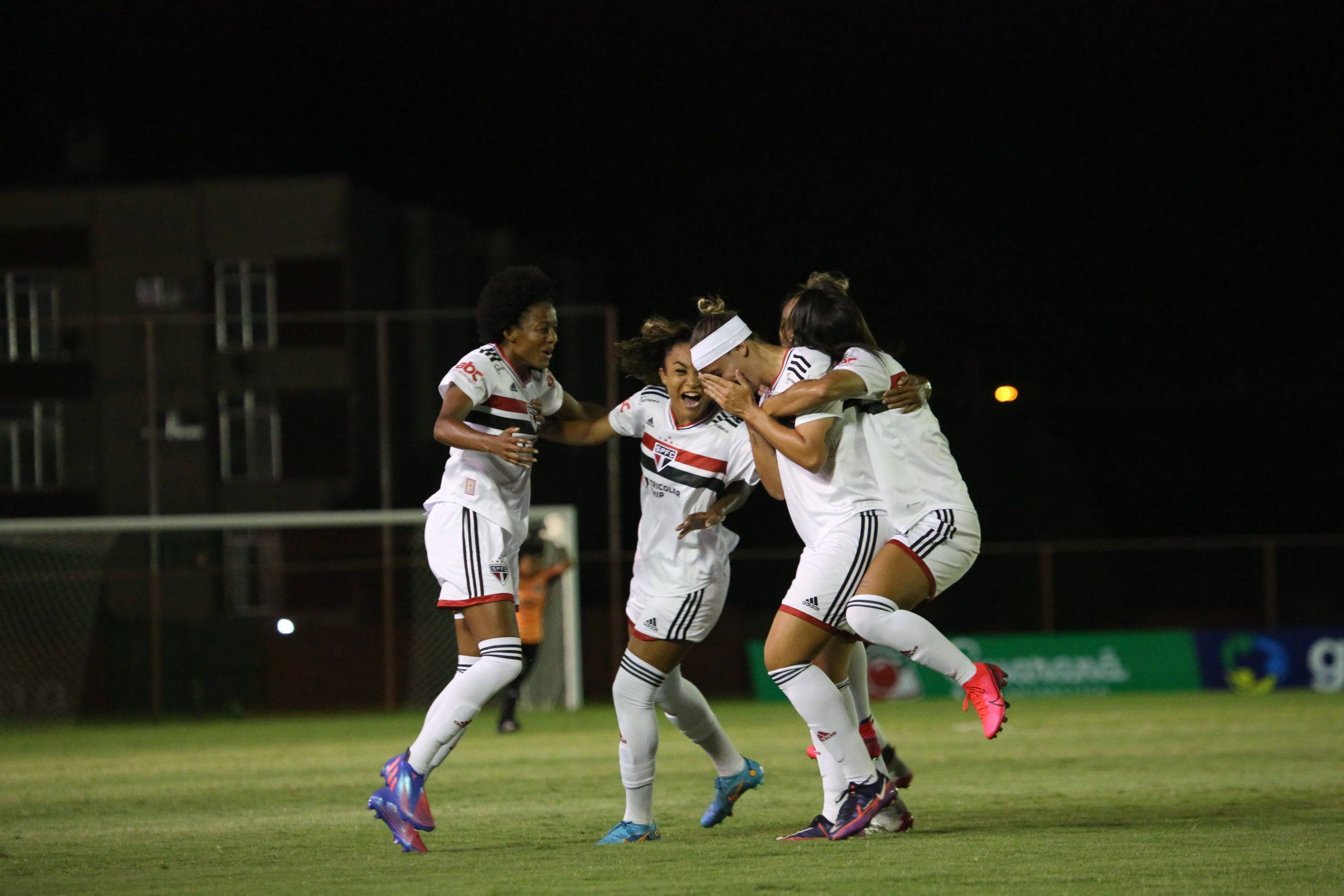 Pardal comemora gol em estreia com a camisa são-paulina