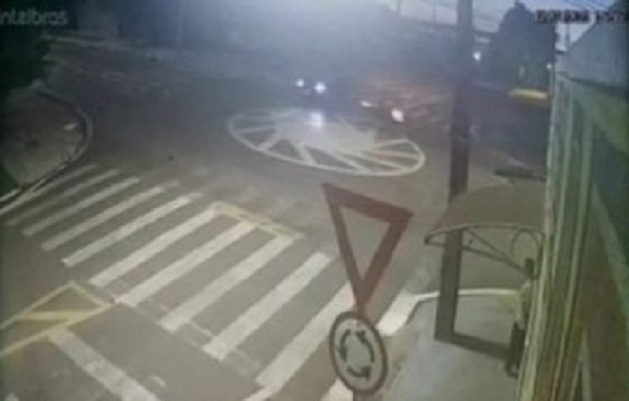 Câmeras registram acidente em que motociclista quebrou a perna no Bairro Brasília