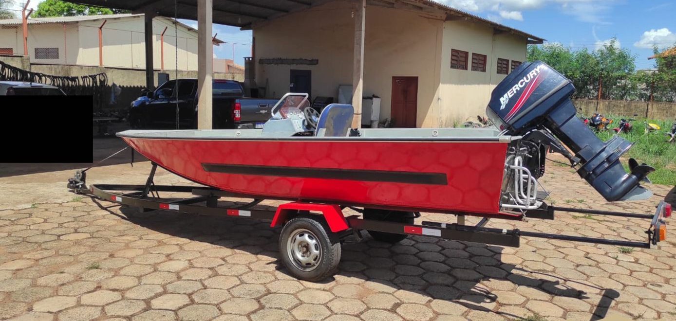 Polícia Civil recupera barco a motor subtraído de revendedora de veículos