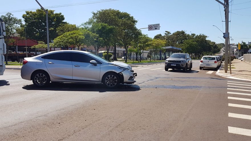 Compass e Cruze colidem na esquina da Av. Brasil com a Rua Capanema