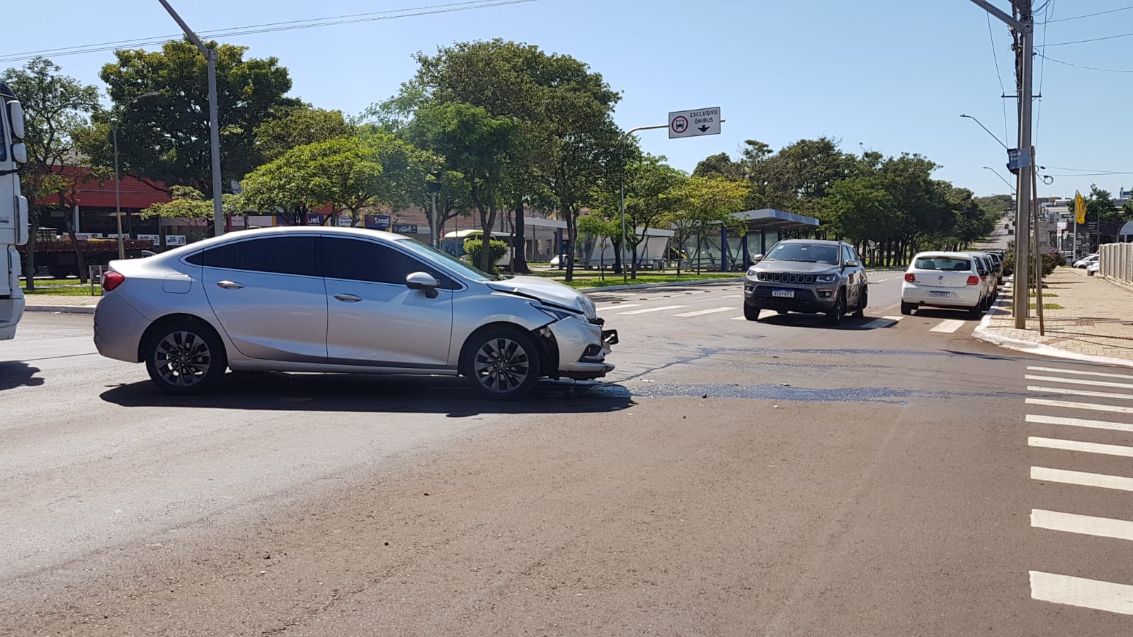 Compass e Cruze colidem na esquina da Av. Brasil com a Rua Capanema