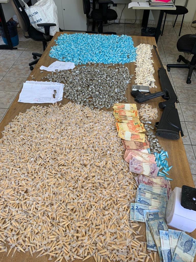 Polícia Civil prende três e apreende 6.379 porções de drogas em Mairiporã