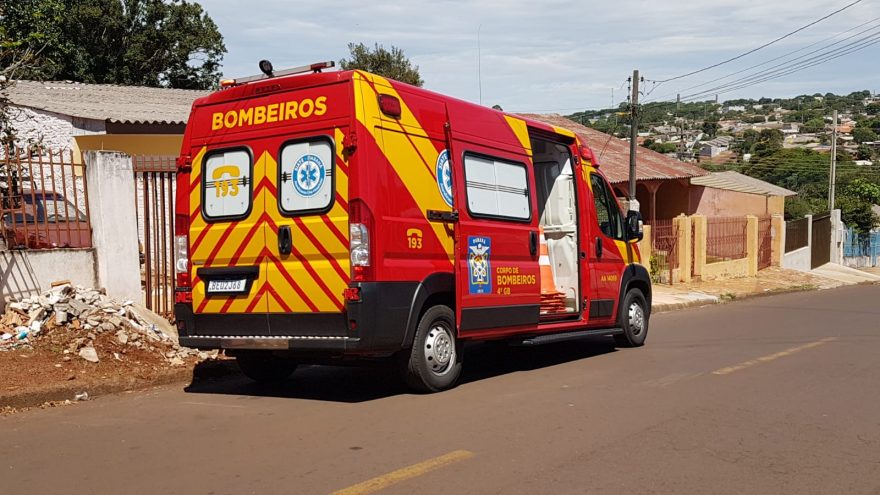 Menino de três anos é socorrido após sofrer queda do sofá