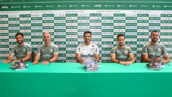 Abel Ferreira presenteia funcionários da Academia com livros na reapresentação do Verdão