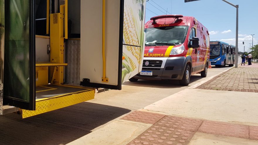 Mulher de 67 anos fica ferida ao cair de escada de ônibus no São Cristóvão