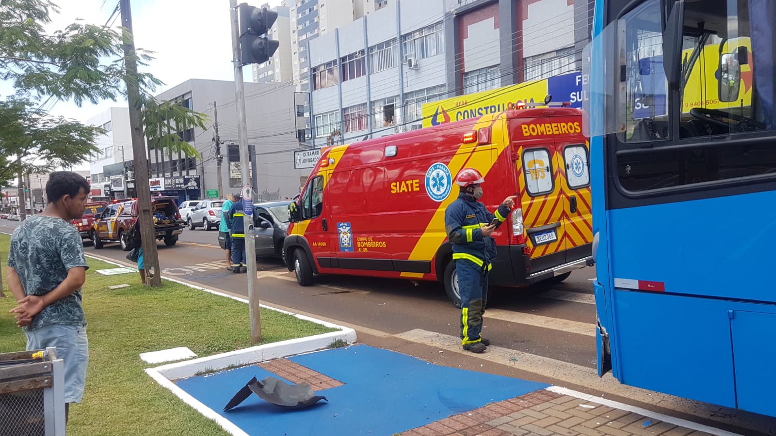 Carro e ônibus do transporte coletivo se envolvem em acidente no Centro