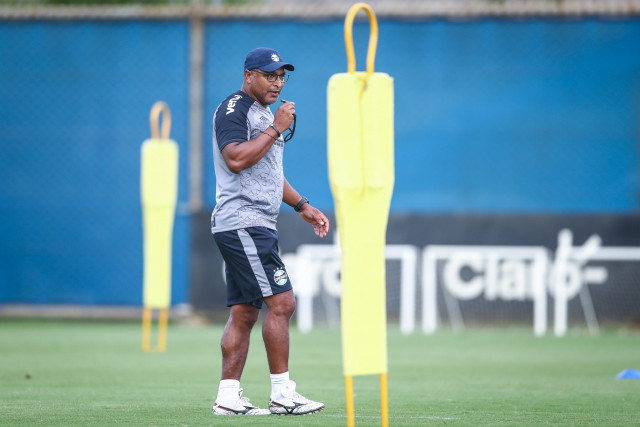 Com portões fechados, Roger Machado finaliza preparativos para clássico Gre-Nal