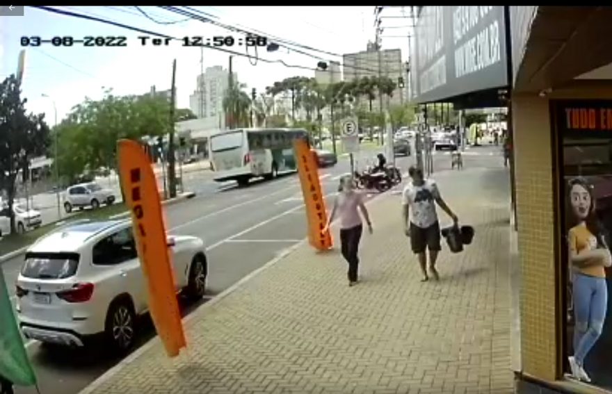 Vídeo mostra colisão entre carro e ônibus que deixou quatro pessoas feridas