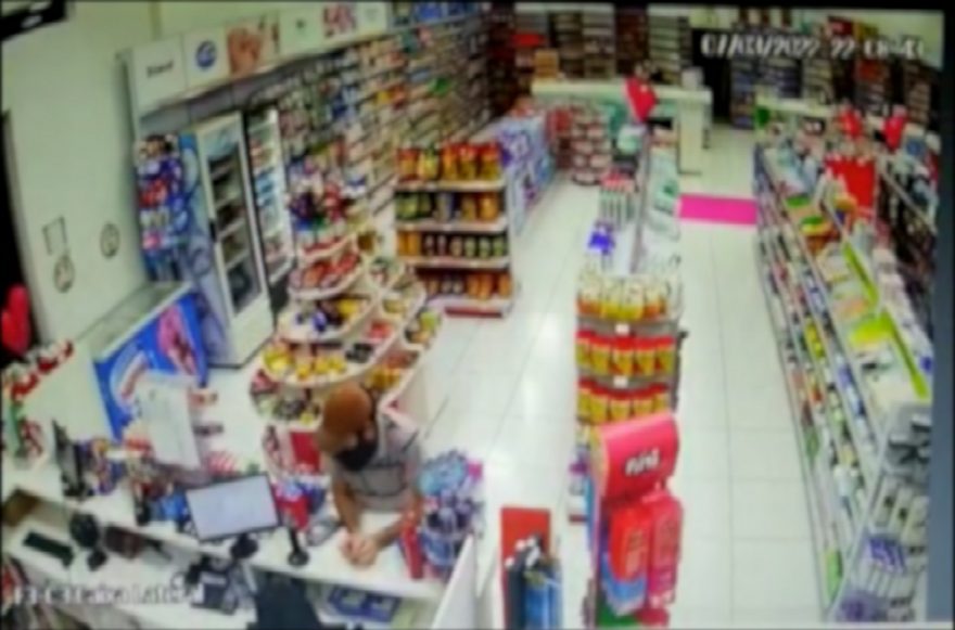 Vídeo mostra homem realizando assalto em farmácia no Centro de Cascavel