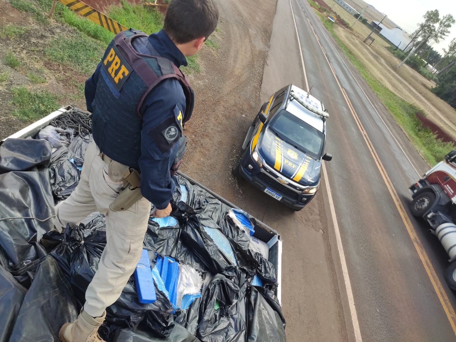 PRF apreende quase 2,5 toneladas de maconha no Paraná
