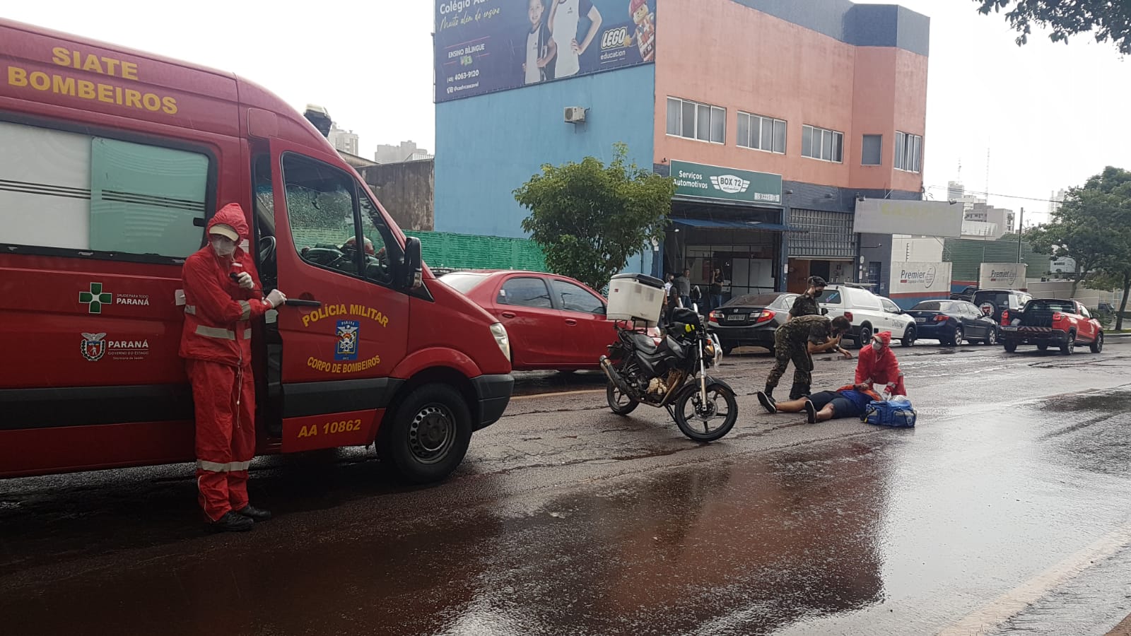 Com pista lisa após chuva, piloto de motocicleta cai e fica ferido Com pista lisa após chuva, piloto de motocicleta cai e fica ferido