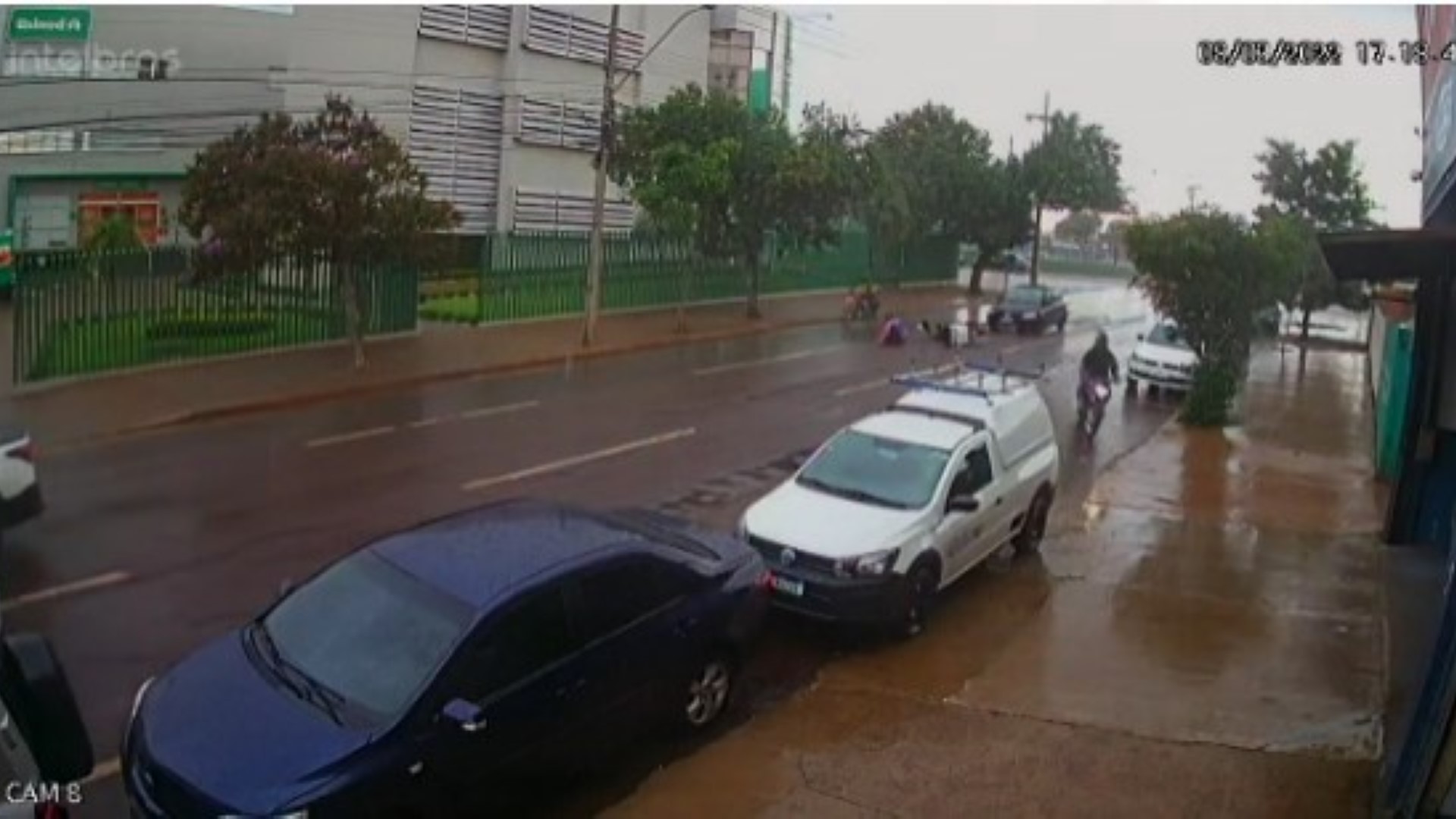 Confira momento em que acidente acontece na Rua Barão do Cerro Azul Confira momento em que acidente acontece na Rua Barão do Cerro Azul