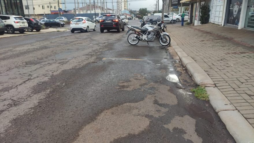 Queda de energia na Avenida Carlos Gomes deixa comércio e trânsito prejudicado